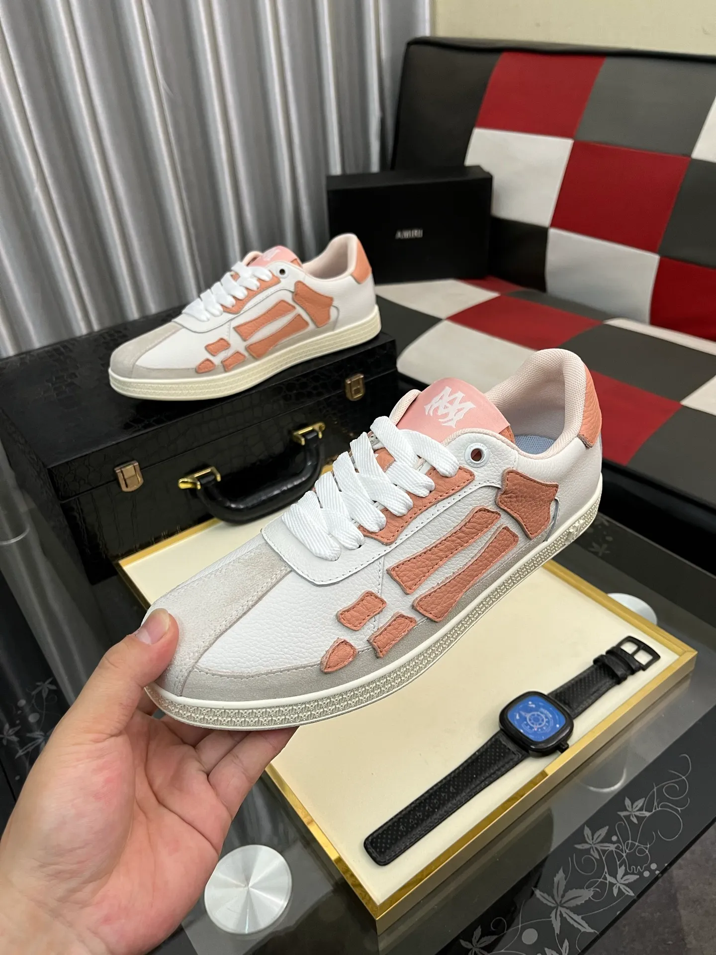 Men's shoes 💰420⌚️⌚️《AMIR*》New men's low-top casual sports sneakers bone shoes, another pair of irresistible bone shoes. Bone shoes are one of AMIRI's most popular items. They use first-layer cowhide uppers. The side bones are made of two cowhide laminations. They have a three-dimensional feel. The leather incisions are all oil-edged. Contrasting color design. Simple style. Fashionable sports. Customized metal LOGO nameplate to embellish shoelaces. Exclusive control of top version. Supports comparison. Breathable mesh lining Original rubber outsole A must-have item for daily leisure Suitable for various occasions Check it out if you pursue high quality Super cool uppers Size: 38-443️⃣ Colors available